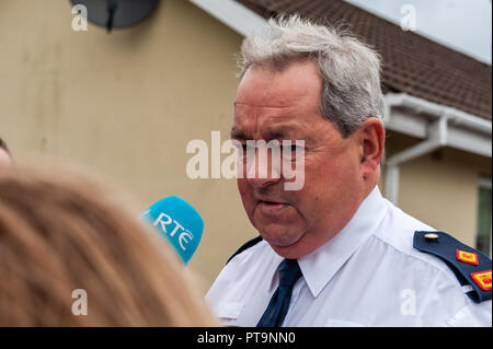 Macroom, West Cork, Irland. Okt. 2018. Garda Superintendent Michael Fitzpatrick von Macroom Garda Station gibt eine Pressekonferenz am Ort eines tödlichen Messer in Dan Corkery Place, Macroom. Der Staatspathologe ist heute um 16 Uhr am Tatort. Quelle: AG News/Alamy Live News. Stockfoto