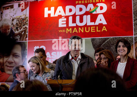 07 Oktober 2018, Brasilien, Rio de Janeiro: Fernando Haddad (M), Kandidat bei den Präsidentschaftswahlen vom linken Flügel der Labour Party, freut sich nach der Bekanntgabe der ersten Wahlergebnisse während einer Pressekonferenz neben den Kandidaten für das Amt des Vizepräsidenten, Manuela d'Avila (vorne, r). Rechts-populistische Bolsonaro klar hat die erste Runde der Präsidentschaftswahlen in Brasilien gewonnen. Die ex-militärischen erhalten 46.70 Prozent der Stimmen, wie die wahlbüros kündigte am Sonntag, den 07.10.2018 Nach der Auszählung von fast allen Urnen. An zweiter Stelle wurde Fernando Haddad von der linken Wor Stockfoto