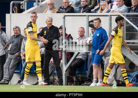 Trainer Lucien FAVRE (DO) (zweiter von links nach rechts) Stellvertreter Marius WOLF (DO) und Mahmoud DAHOUD (DO), die nicht ganz geplant war; Substitution, Error, Fehler, Fußball 1. Bundesliga, Saison 2018/2019, 4. Spieltag, TSG 1899 Hoffenheim (1899) - Borussia Dortmund (DO) 1:1, am 22/09/2018 in Sinsheim/Deutschland. DFL Bestimmungen verbieten die Verwendung der Bilder, Bildsequenzen und/oder quasi-Video | Verwendung weltweit Stockfoto