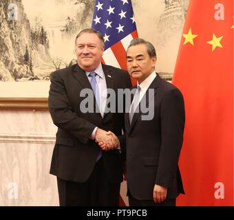 Peking, China. 8. Okt 2018. Us-Staatssekretär Mike Pompeo, Links, schüttelt Hände mit chinesischen Außenminister Wang Yi vor Beginn der bilateralen Sitzung 8. Oktober 2018 in Peking, China. Credit: Planetpix/Alamy leben Nachrichten Stockfoto