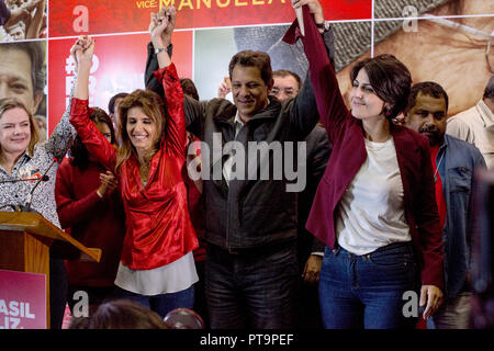 07 Oktober 2018, Brasilien, Rio de Janeiro: Fernando Haddad (M), Kandidat bei den Präsidentschaftswahlen von der linken Arbeiterpartei, freut sich nach der Bekanntgabe der ersten Wahlergebnisse während einer Pressekonferenz neben seiner Frau Ana Estela Haddad (vorne, 3. von links) und neben den Kandidaten für das Amt des Vizepräsidenten, Manuela d'Avila (vorne rechts). Rechts-populistische Bolsonaro klar hat die erste Runde der Präsidentschaftswahlen in Brasilien gewonnen. Die ex-militärischen erhalten 46.70 Prozent der Stimmen, wie die wahlbüros kündigte am Sonntag, den 07.10.2018 Nach der Auszählung von fast allen Ba Stockfoto