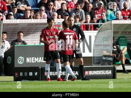 Hannover, Deutschland. 06 Okt, 2018. Deutschland, Hannover, 06.10.2018, Fußball, Bundesliga, Saison 2018/2019, 7. Spieltag Hannover 96 - VfB Stuttgart: nach rechts Genki Haraguchi, Takuma Asano (Hannover 96), DFL-Bestimmungen verbieten die Verwendung von Fotografien als BILDSEQUENZEN UND/ODER QUASI VIDEO links. Credit: Robin Rudel | Verwendung weltweit/dpa/Alamy leben Nachrichten Stockfoto