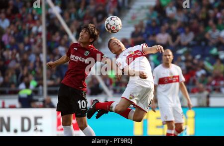 Hannover, Deutschland. 06 Okt, 2018. Hannover 96, VfB Stuttgart: nach rechts Genki Haraguchi (Hannover 96), Santiago geht Ascacibar (VfB Stuttgart), DFL-Bestimmungen verbieten die Verwendung der Linken von Fotografien als BILDSEQUENZEN UND/ODER QUASI-VIDEO. Credit: Robin Rudel | Verwendung weltweit/dpa/Alamy leben Nachrichten Stockfoto