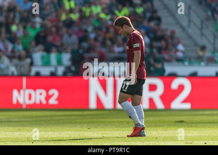 Hannover, Deutschland. 06 Okt, 2018. 06.10.2018, HDI Arena, Hannover, GER, 1. FBL, Hannover 96 vs VfB Stuttgart DFL-BESTIMMUNGEN VERBIETEN DIE VERWENDUNG DER FOTOGRAFIE ALS BILD-SEQUENZEN UND/ODER QUASI VIDEO. im Bild/Bild zeigt der Player Hannover 96, Substitution Takuma Asano (Hannover 96#11) verletzt, Foto © nordphoto/Ewert | Verwendung der weltweiten Kredit: dpa/Alamy leben Nachrichten Stockfoto