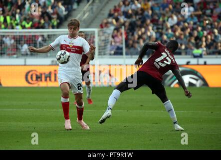 Hannover, Deutschland. 06 Okt, 2018. Deutschland, Hannover, 06.10.2018, Fußball, Bundesliga, Saison 2018/2019, 7. Spieltag Hannover 96 - VfB Stuttgart: nach rechts Borna Sosa (VfB Stuttgart), Ihlas Bebou (Hannover 96), DFL-Bestimmungen verbieten die Verwendung der Linken von Fotografien als BILDSEQUENZEN UND/ODER QUASI-VIDEO. Credit: Robin Rudel | Verwendung weltweit/dpa/Alamy leben Nachrichten Stockfoto