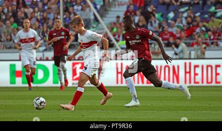 Hannover, Deutschland. 06 Okt, 2018. Deutschland, Hannover, 06.10.2018, Fußball, Bundesliga, Saison 2018/2019, 7. Spieltag Hannover 96 - VfB Stuttgart: nach rechts Borna Sosa (VfB Stuttgart), Ihlas Bebou (Hannover 96), DFL-Bestimmungen verbieten die Verwendung der Linken von Fotografien als BILDSEQUENZEN UND/ODER QUASI-VIDEO. Credit: Robin Rudel | Verwendung weltweit/dpa/Alamy leben Nachrichten Stockfoto