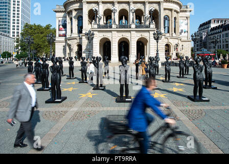 08. Oktober 2018, Hessen, Frankfurt Main: Original-Repliken der Sandstein Abbildung "keltischen Fürsten der Glauberg" stehen auf dem Opernplatz. Die 25 Nachbauten von Konzept Künstler Ottmar Hörl können noch bewundert werden, bis 14. Oktober. Foto: Silas Stein/dpa Stockfoto