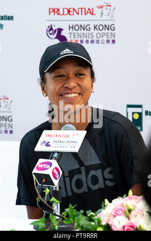 Hongkong, China. 8. Oktober 2018. regierenden US öffnen Frauen singles Meister, Naomi Osaka, erfüllt die Presse und Fans im Prudential Hong Kong Tennis Open trotz Rückzug aus dem Wettbewerb aufgrund einer Verletzung zurück. Die Welt Nr. 6 hofft, dass die Schädigung in Peking nachhaltig mit genug für die Singapore Open erholen. Jayne Russell/Alamy Sport Live Credit: Jayne Russell/Alamy leben Nachrichten Stockfoto