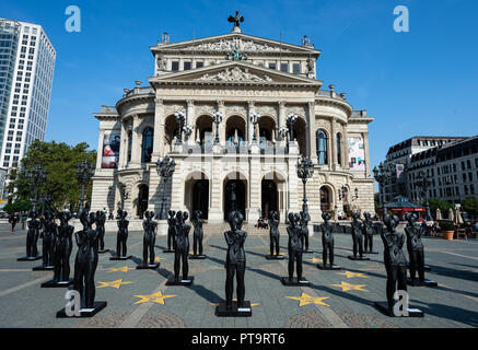 08. Oktober 2018, Hessen, Frankfurt Main: Original-Repliken der Sandstein Abbildung "keltischen Fürsten der Glauberg" stehen auf dem Opernplatz. Die 25 Nachbauten von Konzept Künstler Ottmar Hörl können noch bewundert werden, bis 14. Oktober. Foto: Silas Stein/dpa Stockfoto