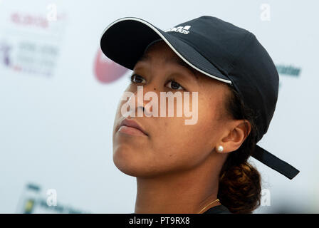 Hongkong, China. 8. Oktober 2018. regierenden US öffnen Frauen singles Meister, Naomi Osaka, erfüllt die Presse und Fans im Prudential Hong Kong Tennis Open trotz Rückzug aus dem Wettbewerb aufgrund einer Verletzung zurück. Die Welt Nr. 6 hofft, dass die Schädigung in Peking nachhaltig mit genug für die Singapore Open erholen. Jayne Russell/Alamy Sport Live Credit: Jayne Russell/Alamy leben Nachrichten Stockfoto