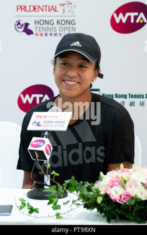 Hongkong, China. 8. Oktober 2018. regierenden US öffnen Frauen singles Meister, Naomi Osaka, erfüllt die Presse und Fans im Prudential Hong Kong Tennis Open trotz Rückzug aus dem Wettbewerb aufgrund einer Verletzung zurück. Die Welt Nr. 6 hofft, dass die Schädigung in Peking nachhaltig mit genug für die Singapore Open erholen. Jayne Russell/Alamy Sport Live Credit: Jayne Russell/Alamy leben Nachrichten Stockfoto