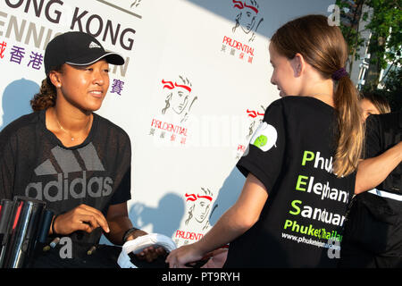 Hongkong, China. 8. Oktober 2018. regierenden US öffnen Frauen singles Meister, Naomi Osaka, erfüllt die Presse und Fans im Prudential Hong Kong Tennis Open trotz Rückzug aus dem Wettbewerb aufgrund einer Verletzung zurück. Die Welt Nr. 6 hofft, dass die Schädigung in Peking nachhaltig mit genug für die Singapore Open erholen. Jayne Russell/Alamy Sport Live Credit: Jayne Russell/Alamy leben Nachrichten Stockfoto