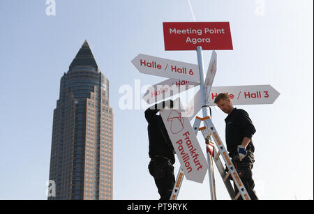 08. Oktober 2018, Hessen, Frankfurt Main: Wegweiser zu den Hallen, Zelte und Pavillons auf der Agora von der Messe Frankfurt in Sichtweite der Messeturm platziert werden. Größte Buch der Welt Show findet vom 10. bis 14. Oktober. Foto: Arne Dedert/dpa Stockfoto