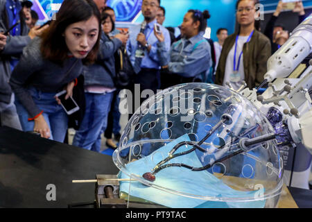 (181008) - Peking, Oktober 8, 2018 (Xinhua) - die Mitglieder der Presse Blick an einem porotic laparoskopische Chirurgie Roboter System während einer Pressekonferenz des 2018 Nationale Messe für Innovation und unternehmerische Initiative Woche in Peking, der Hauptstadt von China, 8. Oktober, 2018. Die wöchentliche Veranstaltung wird vom 9. Oktober bis 15. (Xinhua / Zhang Leonora Vllasaliu) (lmm) Stockfoto