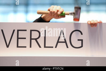 08. Oktober 2018, Hessen, Frankfurt Main: ein Schild mit der Aufschrift 'Verlag' auf einem Regal auf dem Stand des Verlags montiert werden. Größte Buch der Welt Show findet vom 10. bis 14. Oktober. Foto: Arne Dedert/dpa Stockfoto