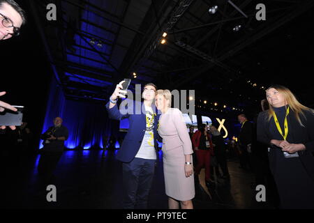 Glasgow, UK. 8. Okt 2018. Nicola Sturgeon MSP - Erster Minister und Führer der Schottischen Nationalpartei SNP, jährliche nationale Konferenz SECC. Credit: Colin Fisher/Alamy leben Nachrichten Stockfoto