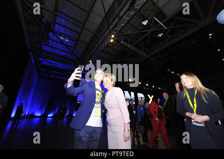 Glasgow, UK. 8. Okt 2018. Nicola Sturgeon MSP - Erster Minister und Führer der Schottischen Nationalpartei SNP, jährliche nationale Konferenz SECC. Credit: Colin Fisher/Alamy leben Nachrichten Stockfoto