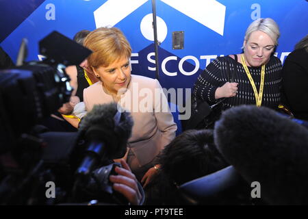 Glasgow, UK. 8. Okt 2018. Nicola Sturgeon MSP - Erster Minister und Führer der Schottischen Nationalpartei SNP, jährliche nationale Konferenz SECC. Credit: Colin Fisher/Alamy leben Nachrichten Stockfoto