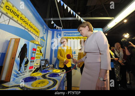 Glasgow, UK. 8. Okt 2018. Nicola Sturgeon MSP - Erster Minister und Führer der Schottischen Nationalpartei SNP, jährliche nationale Konferenz SECC. Credit: Colin Fisher/Alamy leben Nachrichten Stockfoto