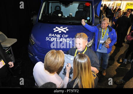 Glasgow, UK. 8. Okt 2018. Nicola Sturgeon MSP - Erster Minister und Führer der Schottischen Nationalpartei SNP, jährliche nationale Konferenz SECC. Credit: Colin Fisher/Alamy leben Nachrichten Stockfoto