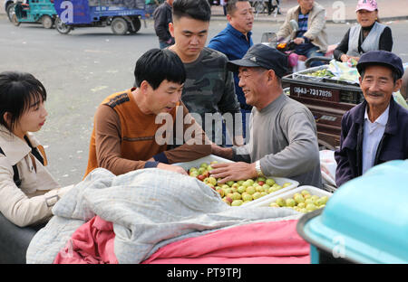 Binzhou, der chinesischen Provinz Shandong. 8. Oktober, 2018. Bauern verkaufen Winter jujubes an einem jujube Trade Center bei Zhanhua Xiawa Stadt im Stadtbezirk, der ostchinesischen Provinz Shandong, Oktober 8, 2018. Credit: Jia Haining/Xinhua/Alamy leben Nachrichten Stockfoto