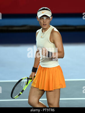 Hongkong, China. 8. Oktober, 2018. Zheng Saisai China reagiert während der Singles gegen Aleksandra Krunic von Serbien 2018 Hong Kong Tennis Open in Hongkong, China, 8. Oktober, 2018. Zheng Saisai gewann 2-0. Quelle: Lo Ping Fai/Xinhua/Alamy leben Nachrichten Stockfoto