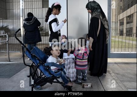 Athen, Griechenland. 8. Oktober, 2018. Frauen und Kinder gesehen Aufenthalt außerhalb des Bundesministeriums für Migration Politik während der Protest der Flüchtlinge über die Bedingungen der Flüchtlingslager. Credit: SOPA Images Limited/Alamy leben Nachrichten Stockfoto