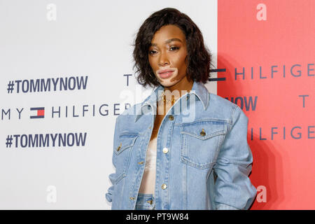 Tokio, Japan. 8. Oktober, 2018. Kanadischen Modell Winnie Harlow posiert für die Kameras während Tokio Symbole Ereignis am 8. Oktober 2018, Tokio, Japan. Die amerikanische Marke fashion Tommy Hilfiger präsentiert seine Herbstkollektion 2018 in Tokio lädt internationale und japanische Berühmtheiten wie F1-Rennfahrer Lewis Hamilton und Modell und Justin Bieber's Frau Hailey Baldwin. Credit: Rodrigo Reyes Marin/LBA/Alamy leben Nachrichten Stockfoto