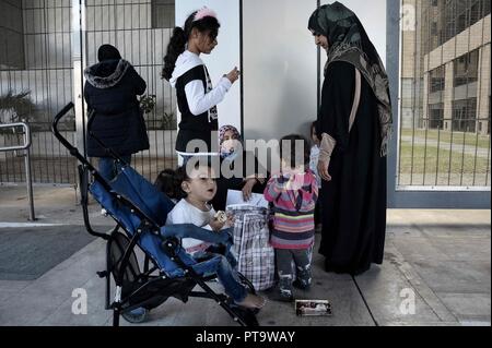 Athen, Griechenland. 8. Oktober, 2018. Frauen und Kinder gesehen Aufenthalt außerhalb des Bundesministeriums für Migration Politik während der Protest der Flüchtlinge über die Bedingungen der Flüchtlingslager. Credit: Giorgos Zachos/SOPA Images/ZUMA Draht/Alamy leben Nachrichten Stockfoto