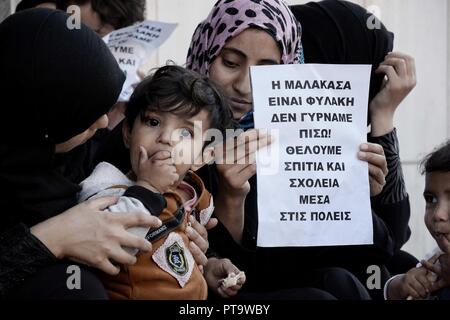 Athen, Griechenland. 8. Oktober, 2018. Frauen gesehen Holding Plakat außerhalb des Ministeriums für Migrationspolitik, während der Protest der Flüchtlinge über die Bedingungen der Flüchtlingslager. Credit: Giorgos Zachos/SOPA Images/ZUMA Draht/Alamy leben Nachrichten Stockfoto