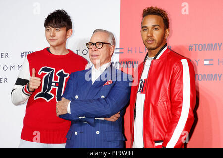 Tokio, Japan. 8. Oktober, 2018. (L und R) Japanische TV-Persönlichkeit Harry Sugiyama, US-amerikanischer Modedesigner Tommy Hilfiger und F1-Rennfahrer Lewis Hamilton bedeuten für die Kameras während Tokio Symbole Ereignis am 8. Oktober 2018, Tokio, Japan. Die amerikanische Marke fashion präsentiert seine Herbstkollektion 2018 in Tokio lädt internationale und japanische Berühmtheiten wie F1-Rennfahrer Lewis Hamilton und Modell und Justin Bieber's Frau Hailey Baldwin. Credit: Rodrigo Reyes Marin/LBA/Alamy leben Nachrichten Stockfoto