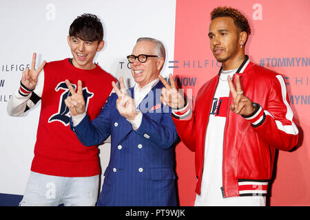 Tokio, Japan. 8. Oktober, 2018. (L und R) Japanische TV-Persönlichkeit Harry Sugiyama, US-amerikanischer Modedesigner Tommy Hilfiger und F1-Rennfahrer Lewis Hamilton bedeuten für die Kameras während Tokio Symbole Ereignis am 8. Oktober 2018, Tokio, Japan. Die amerikanische Marke fashion präsentiert seine Herbstkollektion 2018 in Tokio lädt internationale und japanische Berühmtheiten wie F1-Rennfahrer Lewis Hamilton und Modell und Justin Bieber's Frau Hailey Baldwin. Credit: Rodrigo Reyes Marin/LBA/Alamy leben Nachrichten Stockfoto