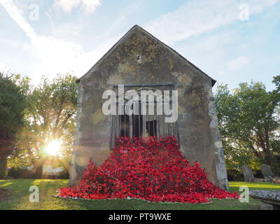 Murston, Kent, Großbritannien. 8. Oktober, 2018. UK Wetter: die Sonne hinter Murston alte Kirche, die mit Tausenden von Mohn von der Murston Herzen Poppy Projekt 2018 eingerichtet wurde, um die WW1 100 2018 zu gedenken. Murston Herzen Projekt und Vertiefungen in der Blüte arbeiten mit den Leuten von Swale und haben über 3000 einzigartige Mohnblumen, die jetzt einer von über 3000 gefallenen Helden aus der ganzen Swale Bereich, starben im Ersten Weltkrieg dar. Credit: James Bell/Alamy leben Nachrichten Stockfoto