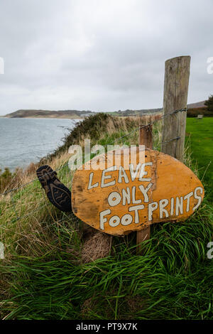 Gower Halbinsel, Swansea, Großbritannien. 7. Oktober 2018. In einer Bemühung, den Abfall zu reduzieren bei Broughton Bay links, Einheimischen errichtet ein Zeichen aber jemand scheint die Nachricht mehr als buchstäblich durch leavong ein Schuh genommen zu haben. Gower Halbinsel in der Nähe von Swansea, Wales, Credit: Gareth Llewelyn/Alamy Leben Nachrichten. Stockfoto