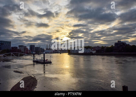 Der Vauxhall Bridge, London, UK. 8. Oktober 2018. Die Sonne über der Themse und Battersea Power Station. Quelle: Matthew Chattle/Alamy leben Nachrichten Stockfoto