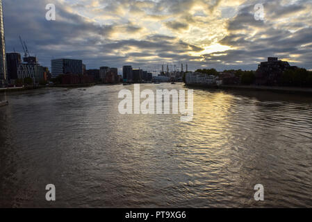 Der Vauxhall Bridge, London, UK. 8. Oktober 2018. Die Sonne über der Themse und Battersea Power Station. Quelle: Matthew Chattle/Alamy leben Nachrichten Stockfoto