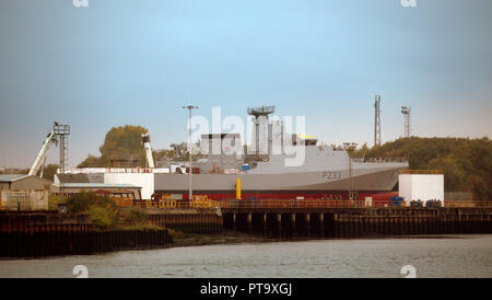 Glasgow, Schottland, Großbritannien. 6. Oktober, 2018. Erster Blick auf die im Bau River-class Patrol Schiff P233 HMS Tamar am Fluss Clyde bei BAE Systems in Govan, die Kommission im Jahr 2021. Gerard Fähre / alamy Nachrichten Stockfoto