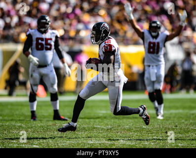 Pittsburgh, PA, USA. 7 Okt, 2018. Mohamed Sanu #12 Während der Pittsburgh Steelers vs Atlanta Falcons Spiel am Heinz Feld in Pittsburgh, PA. Jason Pohuski/CSM/Alamy leben Nachrichten Stockfoto