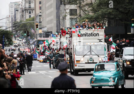 New York, USA. 8. Oktober, 2018. Menschen nehmen an der Columbus Day Parade in Manhattans Fifth Avenue in New York, USA, am 8. Oktober, 2018. Tausende von Menschen in der Feier der italienischen amerikanischen Kultur und Erbe hier am Montag beteiligt. Credit: Wang Ying/Xinhua/Alamy leben Nachrichten Stockfoto