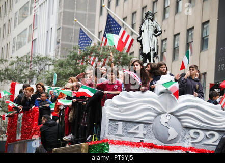 New York, USA. 8. Oktober, 2018. Menschen nehmen an der Columbus Day Parade in Manhattans Fifth Avenue in New York, USA, am 8. Oktober, 2018. Tausende von Menschen in der Feier der italienischen amerikanischen Kultur und Erbe hier am Montag beteiligt. Credit: Wang Ying/Xinhua/Alamy leben Nachrichten Stockfoto