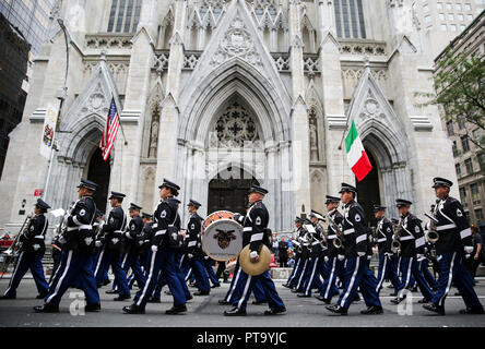 New York, USA. 8. Oktober, 2018. Menschen nehmen an der Columbus Day Parade in Manhattans Fifth Avenue in New York, USA, am 8. Oktober, 2018. Tausende von Menschen in der Feier der italienischen amerikanischen Kultur und Erbe hier am Montag beteiligt. Credit: Wang Ying/Xinhua/Alamy leben Nachrichten Stockfoto