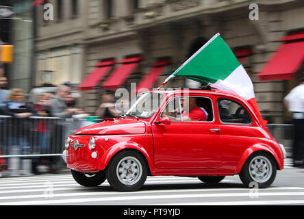 New York, USA. 8. Oktober, 2018. Menschen nehmen an der Columbus Day Parade in Manhattans Fifth Avenue in New York, USA, am 8. Oktober, 2018. Tausende von Menschen in der Feier der italienischen amerikanischen Kultur und Erbe hier am Montag beteiligt. Credit: Wang Ying/Xinhua/Alamy leben Nachrichten Stockfoto