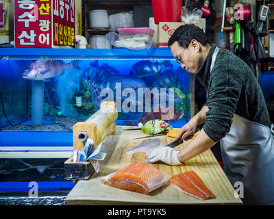 Seoul, Europa, Deutschland, Baden-Württemberg, Südkorea. 8. Oktober, 2018. Ein Markt Verkäufer bereitet eine Reihenfolge der Sashimi im Noryangjin Fischmarkt. Die Auktionen starten um 01.00 Uhr und dauert bis 05.00 Uhr. Noryangjin Fisch Markt ist der größte Fischmarkt in Seoul und wurde im Betrieb seit 1927. Es öffnete sich in der aktuellen Lage im Jahre 1971 und wurde im Jahr 2015 renoviert. Der Markt dient sowohl Groß- und Einzelhandel Kunden und hat eine touristische Attraktion in den letzten Jahren geworden. Credit: Jack Kurtz/ZUMA Draht/Alamy leben Nachrichten Stockfoto