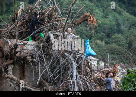 Mazandaran, Iran. 8. Oktober, 2018. Leute suchen für ihre Habseligkeiten nach Überschwemmungen durch starken Regen in einem Dorf in der Provinz Mazandaran, nördlichen Iran am 8. Oktober, 2018. Schwere Regenfälle in den nördlichen und nordwestlichen Teil des Iran am Freitag und Samstag ums Leben mindestens sieben Menschen. Credit: Ahmad Halabisaz/Xinhua/Alamy leben Nachrichten Stockfoto