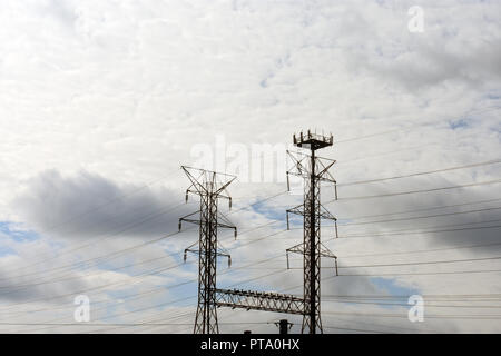 Hohe Spannung elektrische Power Tower und Kabel auf einem leicht bewölkt Tag Stockfoto