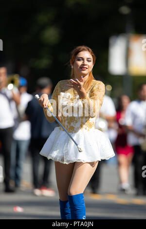 Washington, D.C., USA - 29. September 2018: Die Fiesta DC-Parade, Mitglied des salvadorianischen Band und Cheerleadern Tanzen Stockfoto