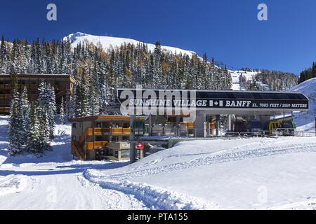 Sunshine Village Skigebiet Terminal Building Ski Resort Complex Lodge nach Schneefall in der frühen Saison im Banff National Park, Canadian Rocky Mountains Stockfoto