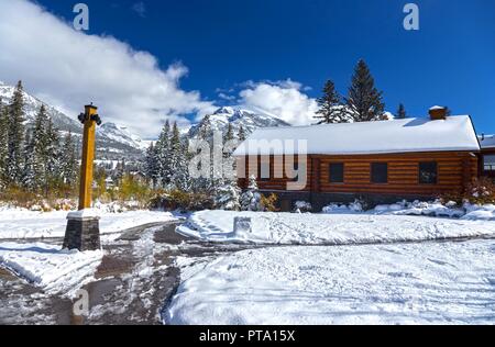 Holzhütte, Schneebedeckte Wanderwege Winterlandschaft. Spring Creek Mountain Alpine Village Ferienwohnungskomplex, Canmore Alberta Foothills Kanadische Rockies Stockfoto