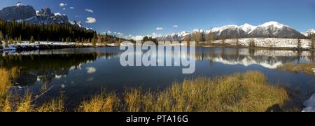 Panorama Landschaft Blue Quarry Lake. Verschneite Rocky Mountain Peaks Wasserreflexion. Canmore Banff National Park Alberta Foothills Canadian Rockies Stockfoto
