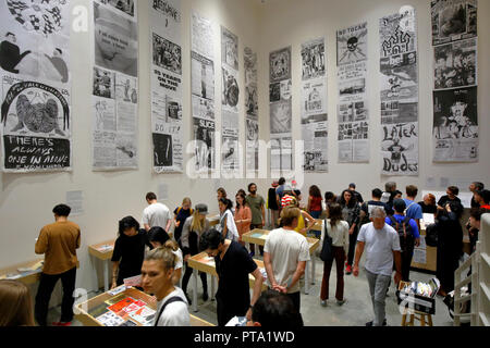 Die Menschen in der Zine Exponat der 2018 New York Kunst Buchmesse im MoMA PS1 Stockfoto